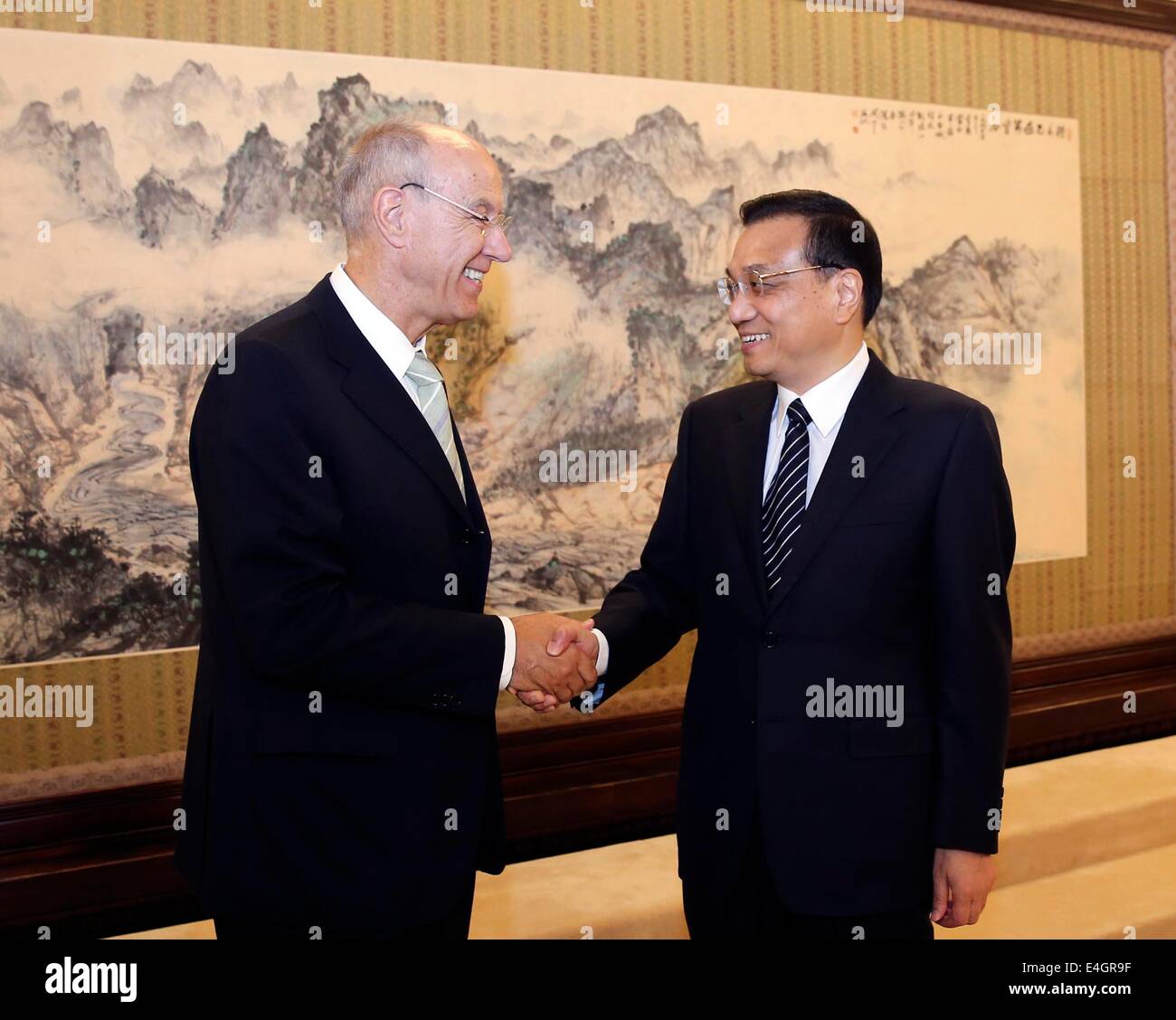 Beijing, China. El 11 de julio de 2014. Premier chino Li Keqiang (R) se reúne con el Sr. Francis Gurry, Director General de la Organización Mundial de la Propiedad Intelectual (OMPI), en Beijing, capital de China, 11 de julio de 2014. Crédito: Ding Lin/Xinhua/Alamy Live News Foto de stock