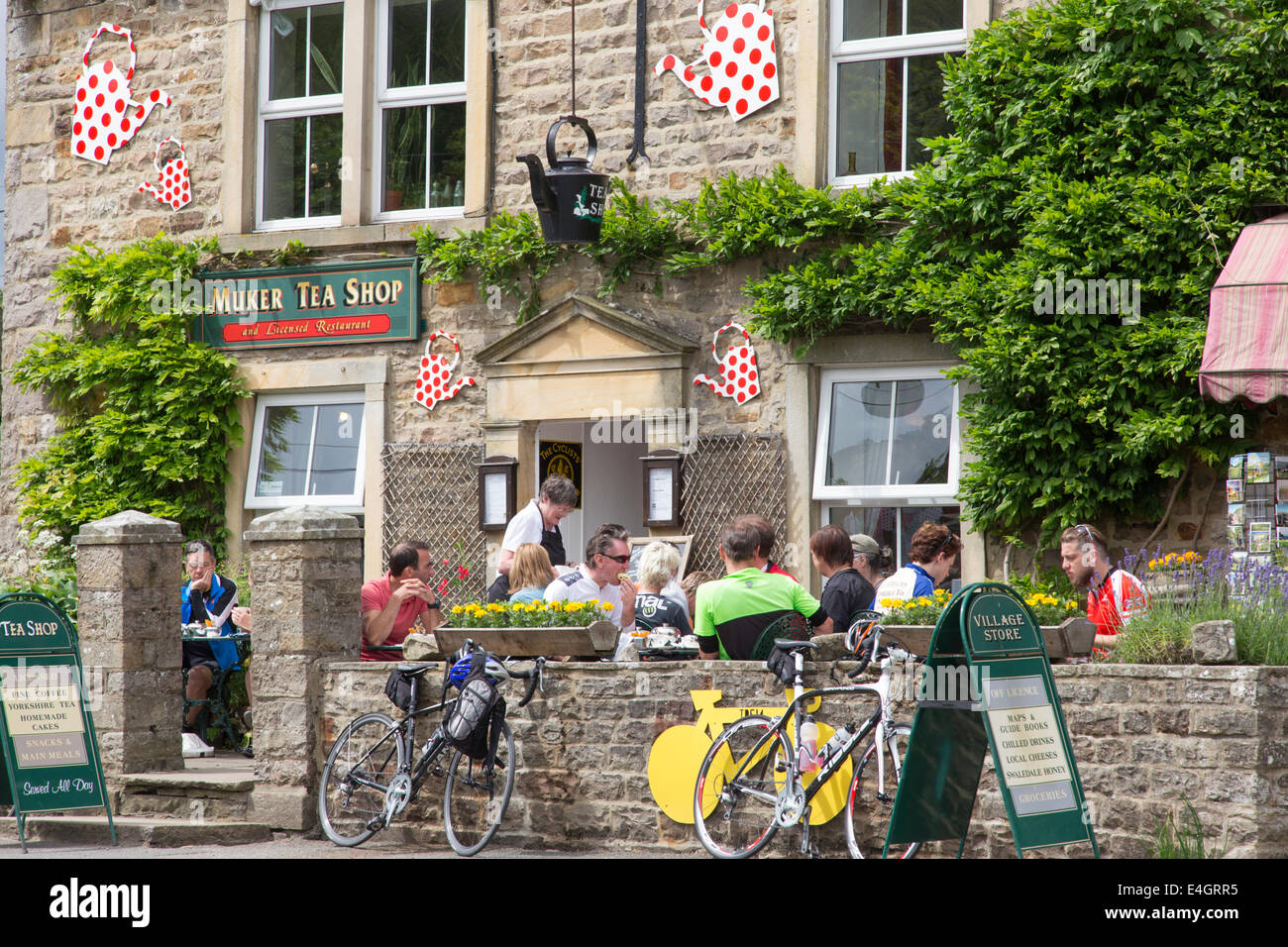 Los ciclistas en una cafetería en Muker, Swaledale, Yorkshire Dales National Park, North Yorkshire, Inglaterra, Reino Unido. Foto de stock