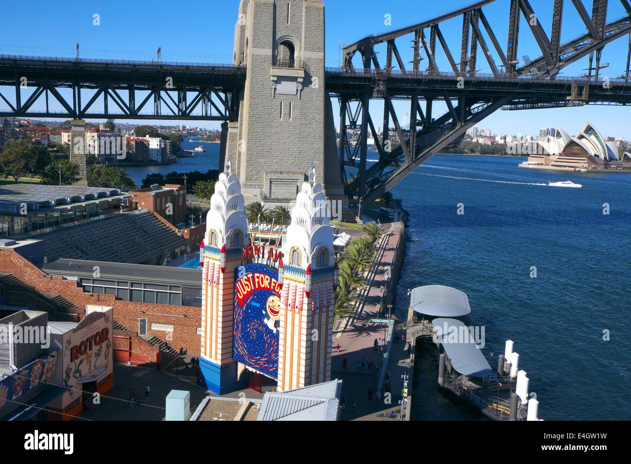 Luna Park, Sydney y el paseo del parque de diversiones en Milsons Point, Sydney Harbour Bridge y la Opera House, Nueva Gales del Sur, Australia Foto de stock