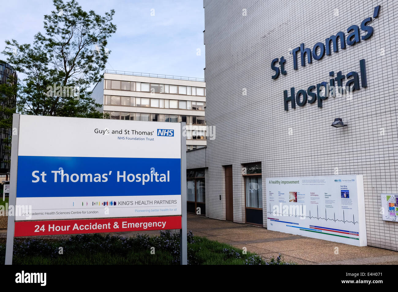 San San San Thomas' Thomas Thomas's hospital firmar y lateral del edificio principal, Londres, Reino Unido. Foto de stock