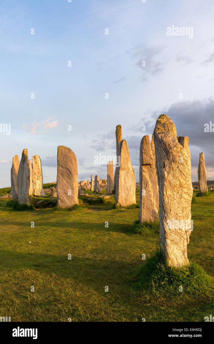 Círculo de piedra megalítica de 3000 a.c. en la isla de Lewis y Harris, Hébridas Exteriores, Escocia en luz del atardecer Foto de stock