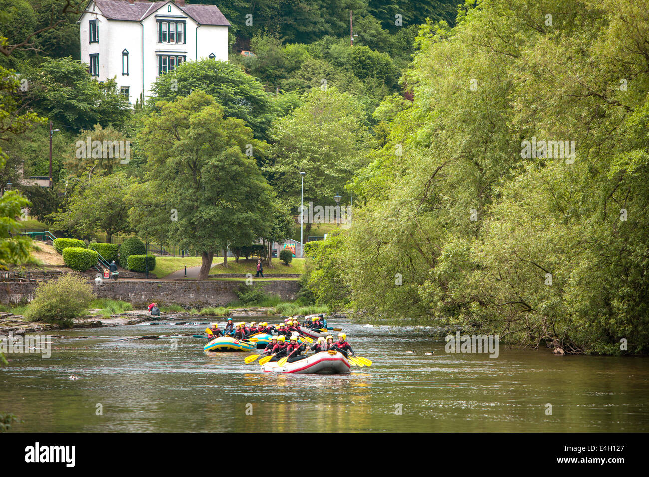 Water rafting en el río Dee, Llangollen, North Wales, REINO UNIDO Foto de stock