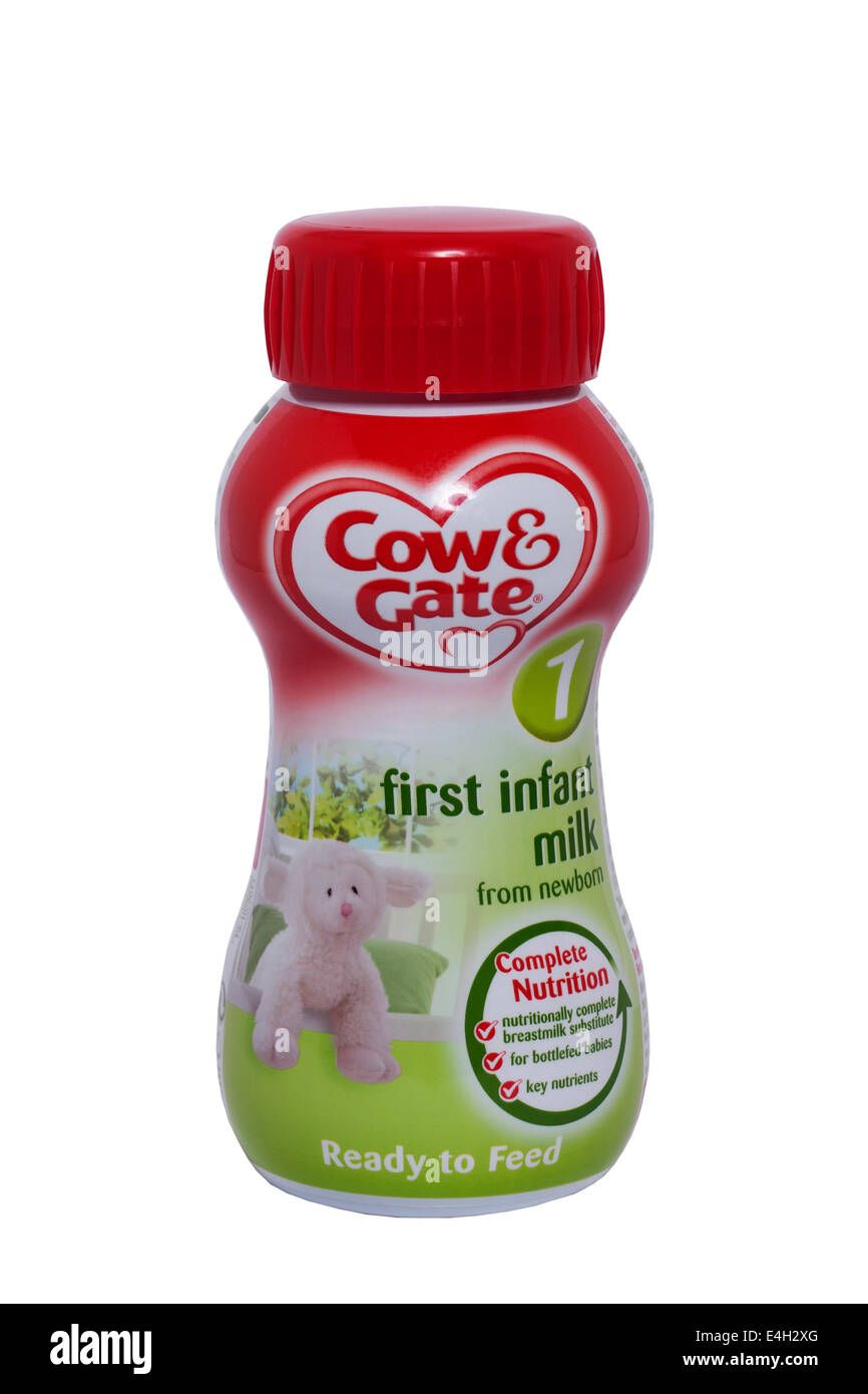 Una botella de Cow & Gate primera leche infantil listos para alimentar sobre un fondo blanco. Foto de stock