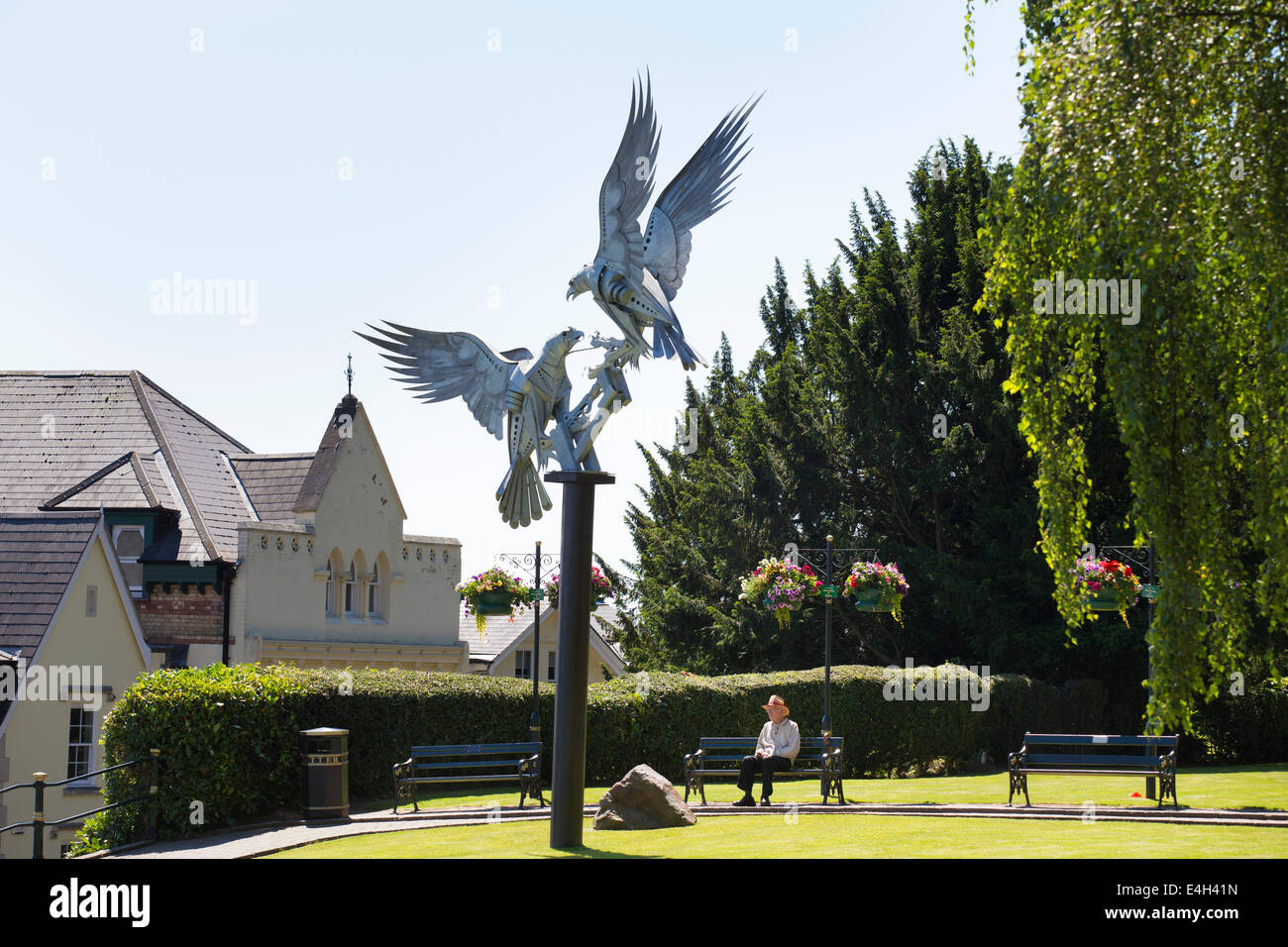 Una escultura de dos buitres en Rose Bank jardines en Malvern, REINO UNIDO Foto de stock