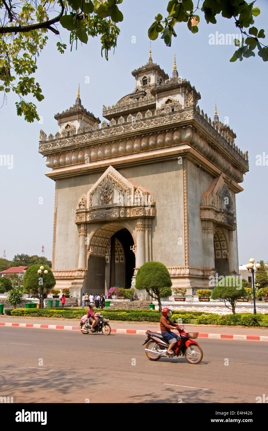 Patuxai Monumento a la victoria (o puerta de la Victoria) en Vientiane, Laos. Foto de stock