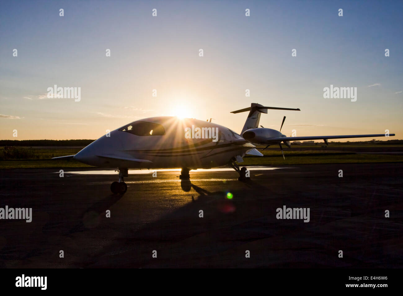 Piaggio p.180 avanti avión sobre el asfalto al amanecer, atardecer en Florida Foto de stock