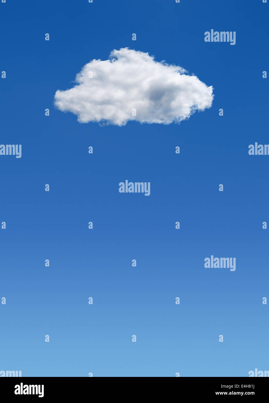 Nube en un cielo azul. Foto de stock