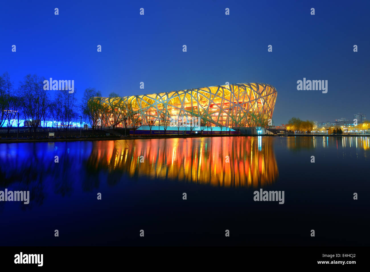 BEIJING, CHINA - APR 7: Estadio Nacional de Pekín en la noche del 7 de abril de 2013 en Beijing, China. El estadio fue creado para los Juegos Olímpicos y Paralímpicos de Verano de 2008. Foto de stock
