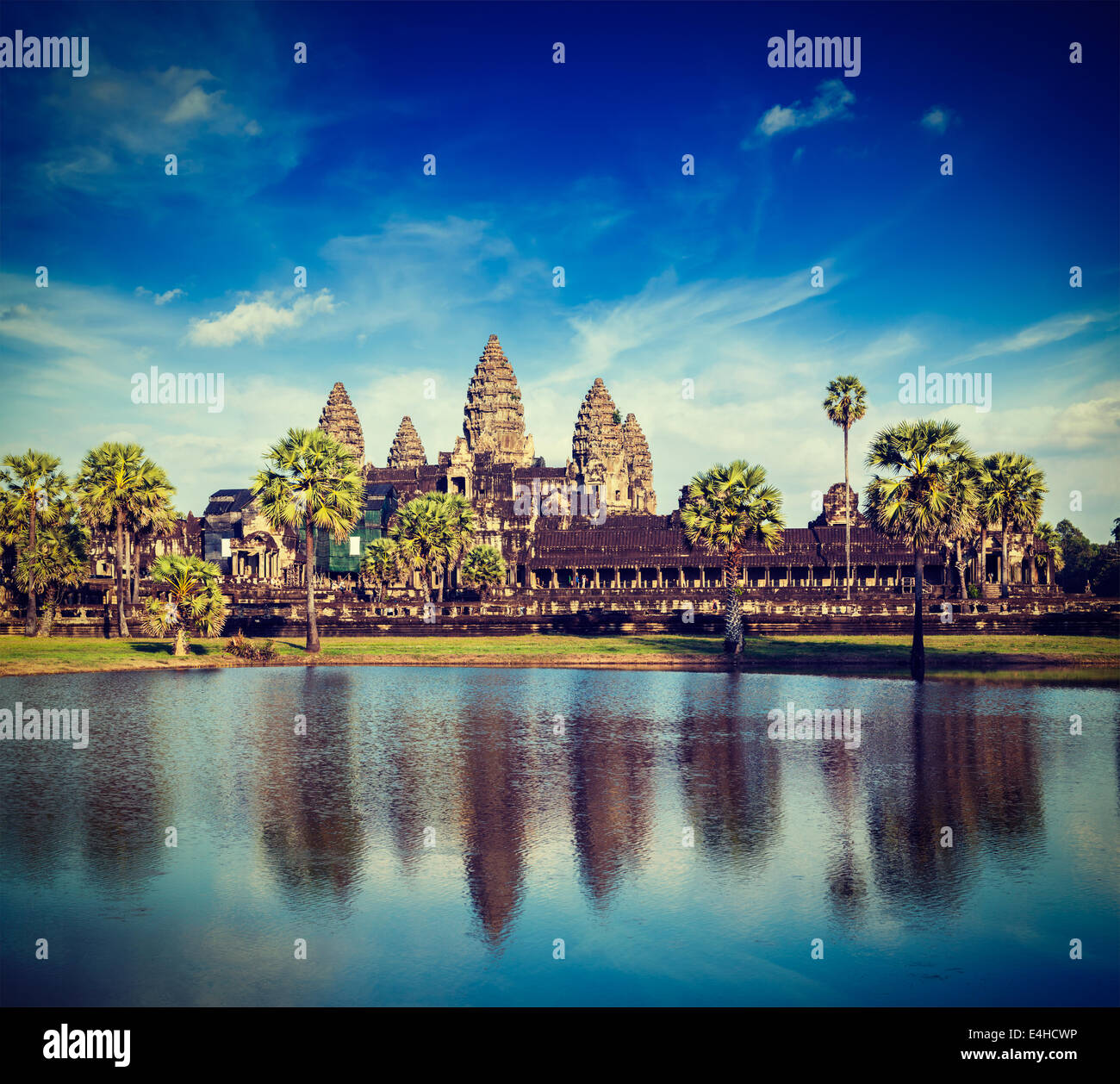 Vintage retro efecto estilo HIPSTER filtrada imagen viaje histórico de Camboya Angkor Wat con reflejo en el agua Foto de stock