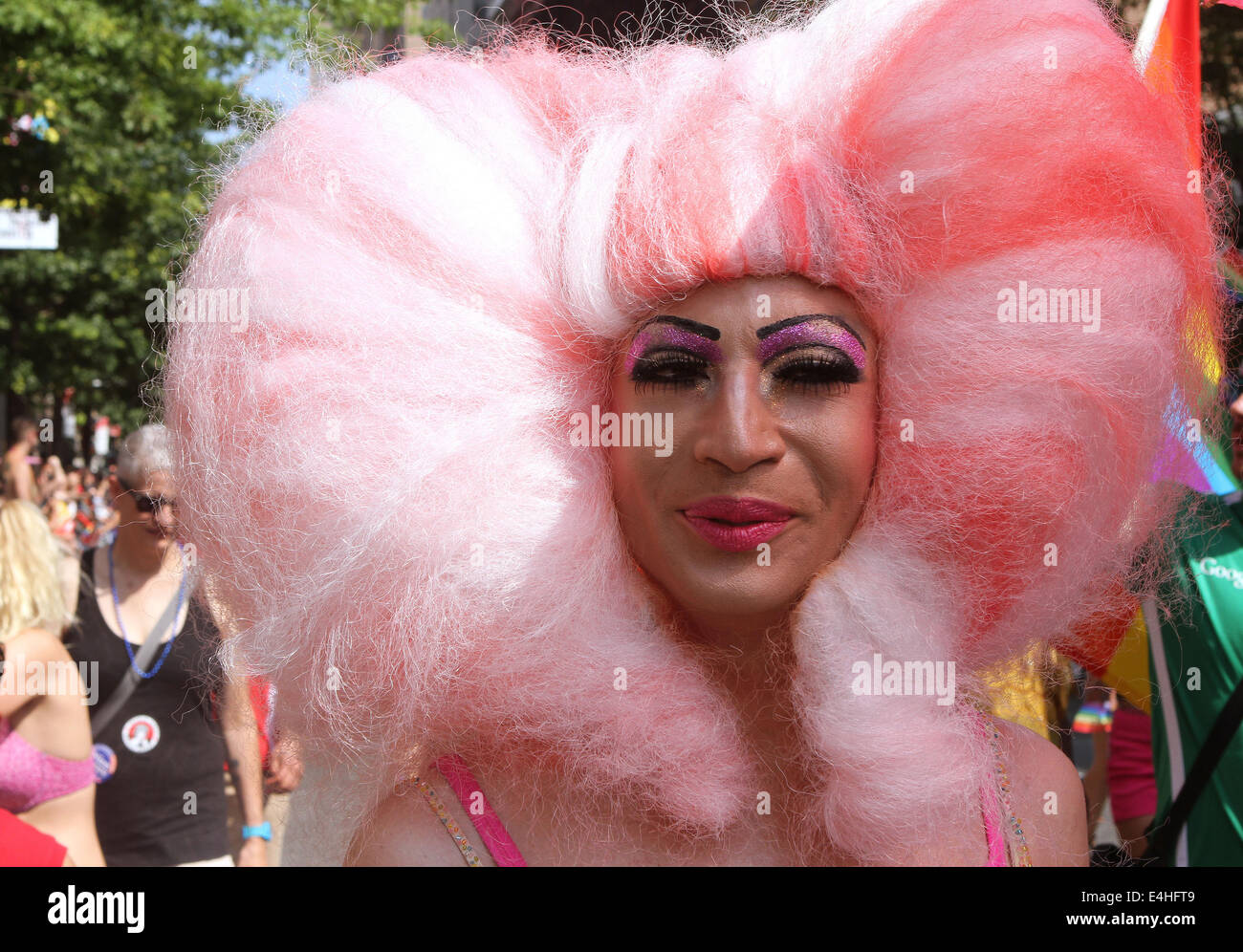 Colorido drag queen performer plantea en la 45ª anual de la ciudad de Nueva York Desfile del Orgullo Gay en Greenwich Village, Nueva York. Foto de stock