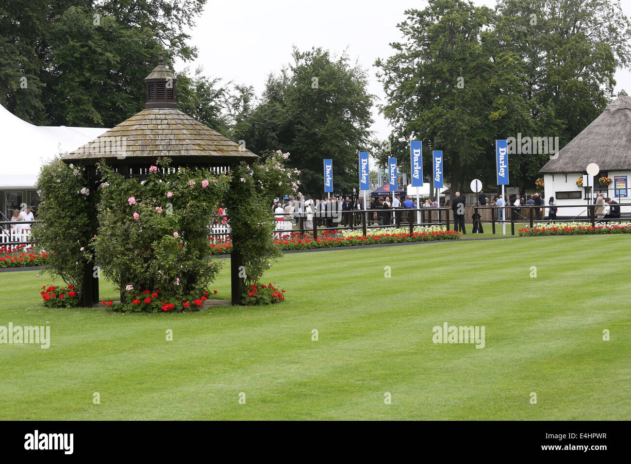Newmarket, Reino Unido. 12 de julio de 2014. Moet Chandon y Julio Festival, Darley Julio taza al día. Newmarket terreno bellamente presentado ante racing comienza a crédito: Además de los deportes de acción/Alamy Live News Foto de stock