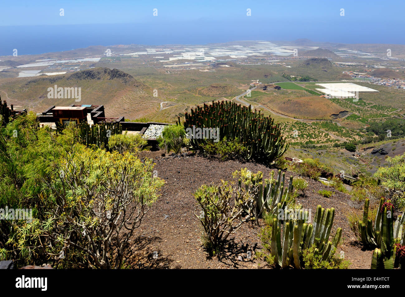 Vistas de costas bajas de Las Galletas y pequeños conos volcánicos desde el mirador en la TF28, sur de Tenerife Foto de stock