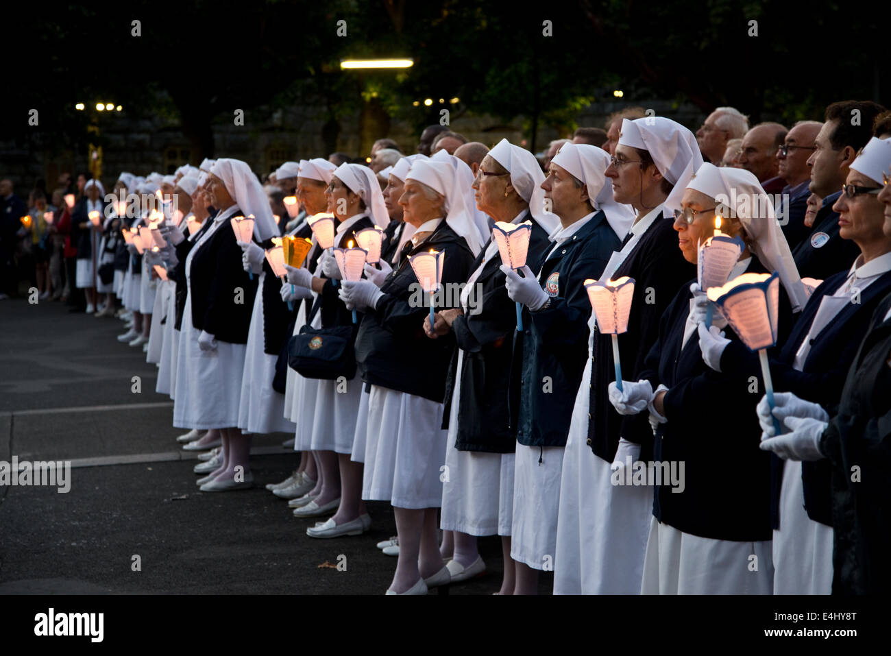 La gente está rezando en Lourdes Foto de stock