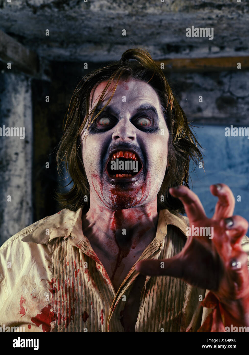 Foto de un zombie hambriento a atacar a usted. Leve ruido visible. Mecanizado transversal filtros aplicados para sentirse más oscuro. Foto de stock