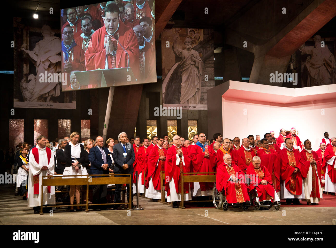 Internacional del domingo con una misa en la Basílica de San Pío X en Lourdes Foto de stock