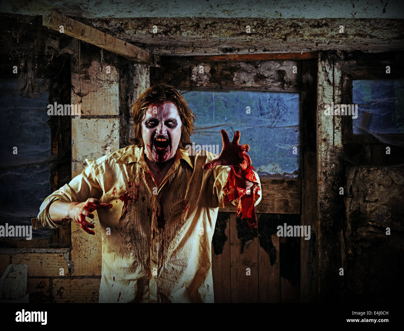 Foto de un zombie hambriento a atacar a usted. Leve ruido visible. Foto de stock