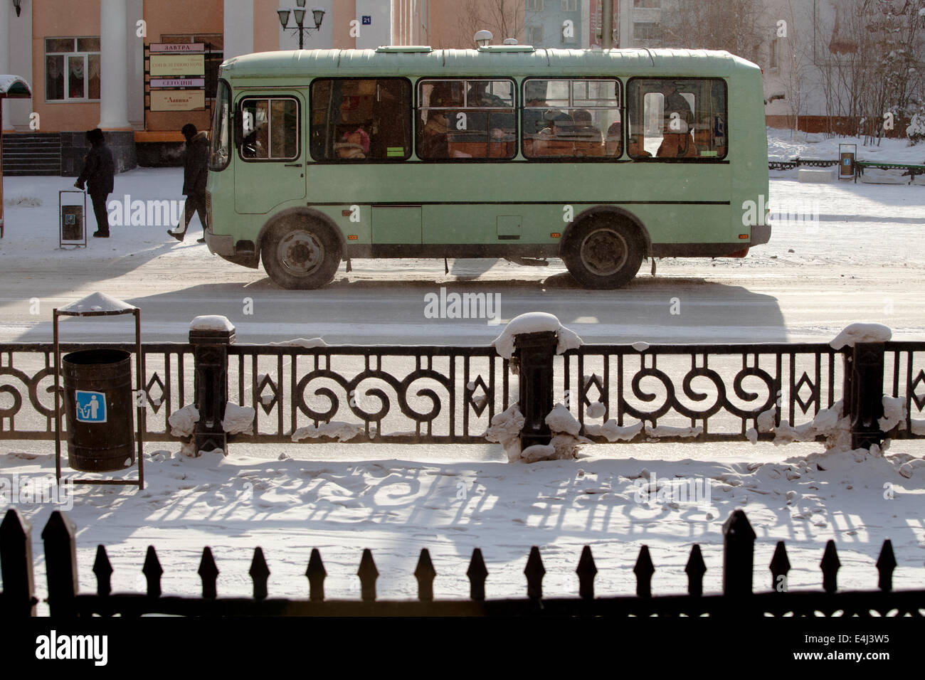 Federación de autobús en la calle verjas ornamentadas sombras de nieve Foto de stock