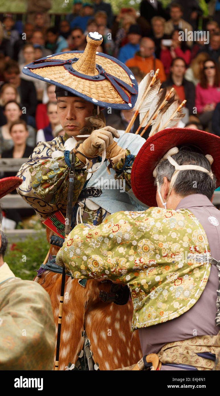 El samurai, ayudó a preparar para la tradicional ceremonia Yabusame japonés de tiro con arco montado realizada en Helsinki en 2014. Foto de stock
