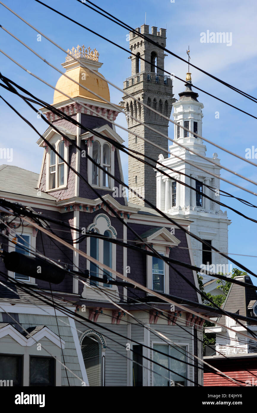 Campanarios de edificios oscurecida por cables eléctricos Provincetown, Cape Cod Foto de stock