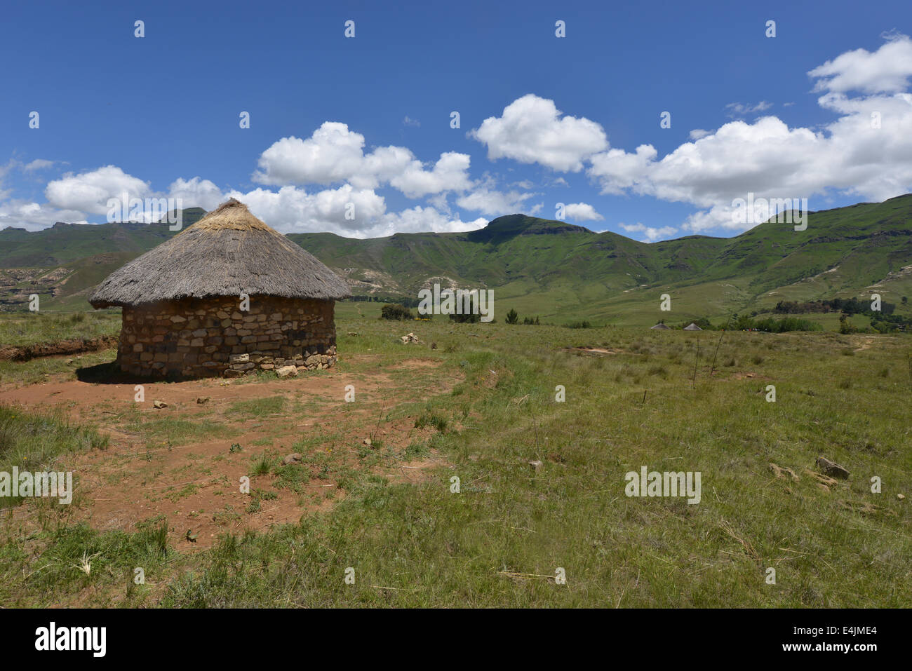 Casa en el paisaje montañoso de la región de Butha-Buthe de Lesotho. Foto de stock