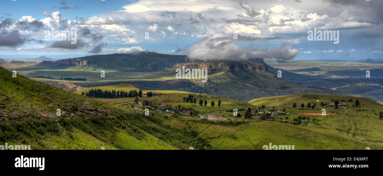 Paisaje montañoso de la región de Butha-Buthe de Lesotho. Lesotho, oficialmente el Reino de Lesotho, es un país sin litoral. Foto de stock