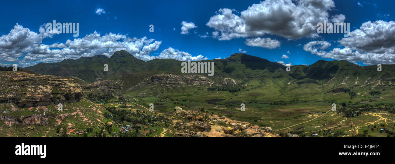Paisaje montañoso de la región de Butha-Buthe de Lesotho. Lesotho, oficialmente el Reino de Lesotho, es un país sin litoral. Foto de stock