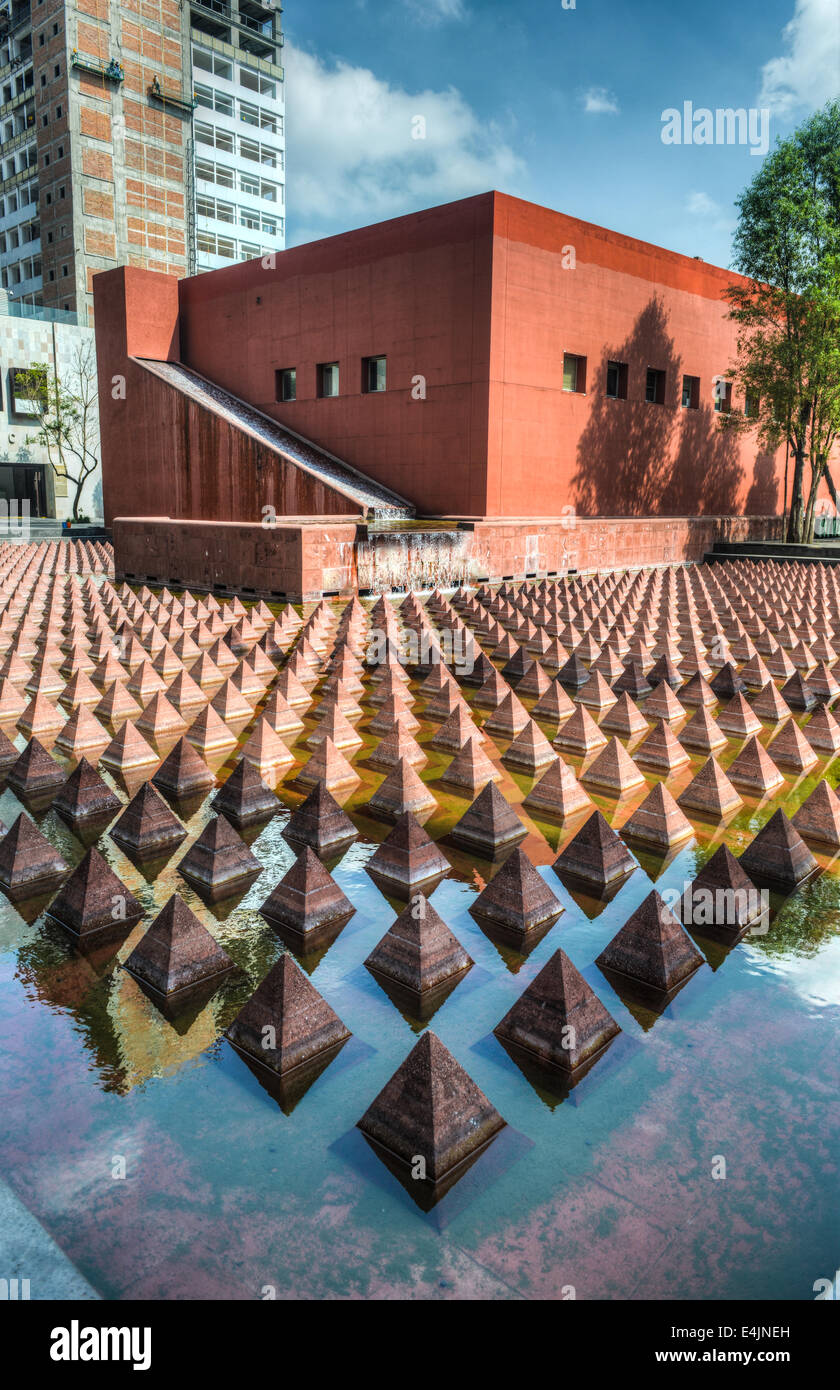 Plaza Juárez, Ciudad de México, México. Un conjunto de 1034 pirámides rojizas en una amplia piscina en Plaza Juárez. Foto de stock