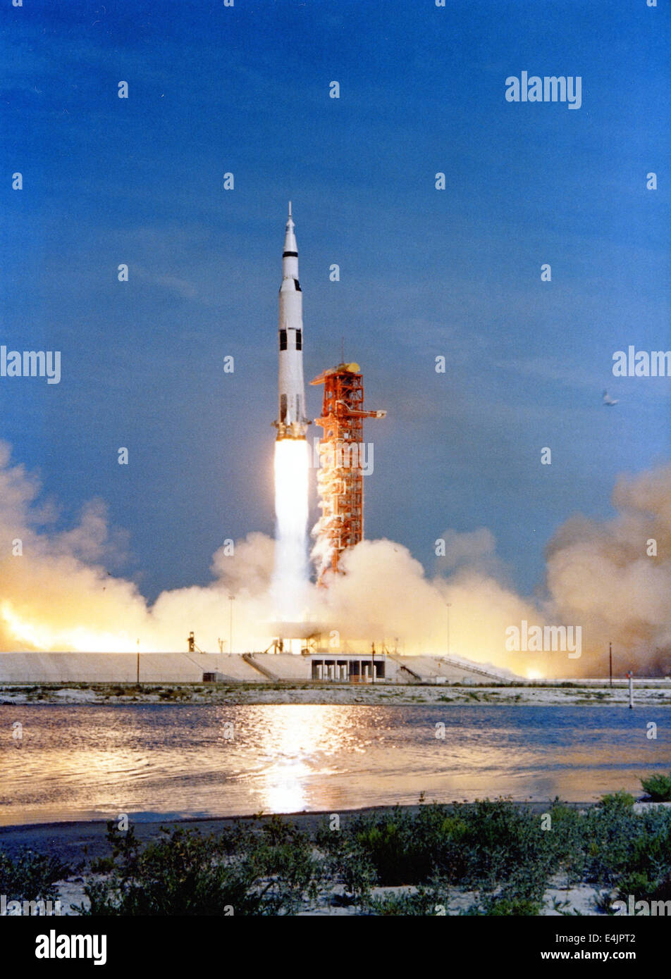 Distancia media vista de la Apolo 11 despegue Foto de stock