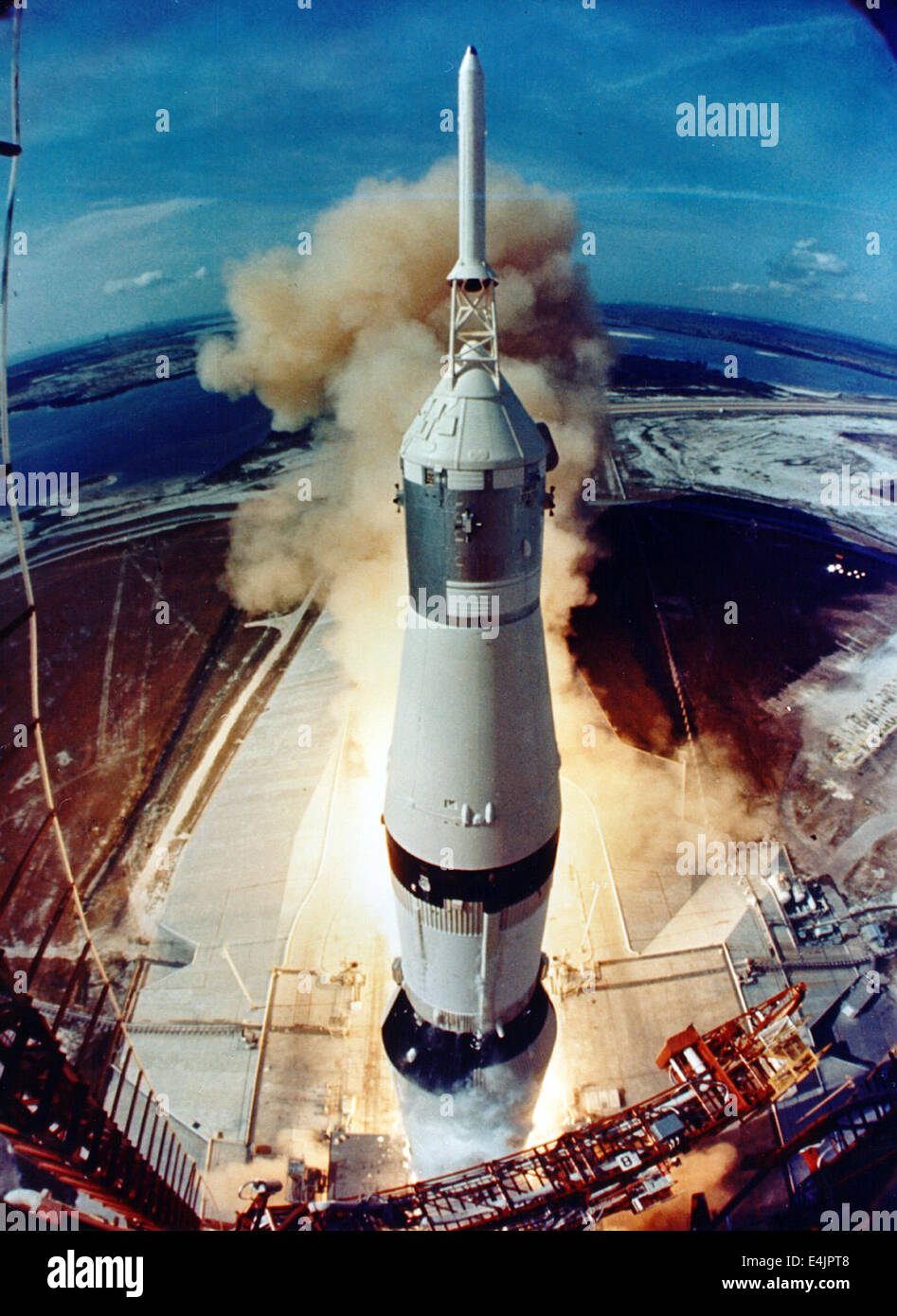 Apollo 11 despegue visto desde la torre de lanzamiento Foto de stock