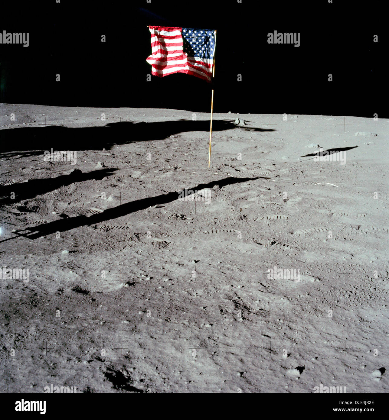 La bandera americana Apolo 11 en la superficie lunar Foto de stock