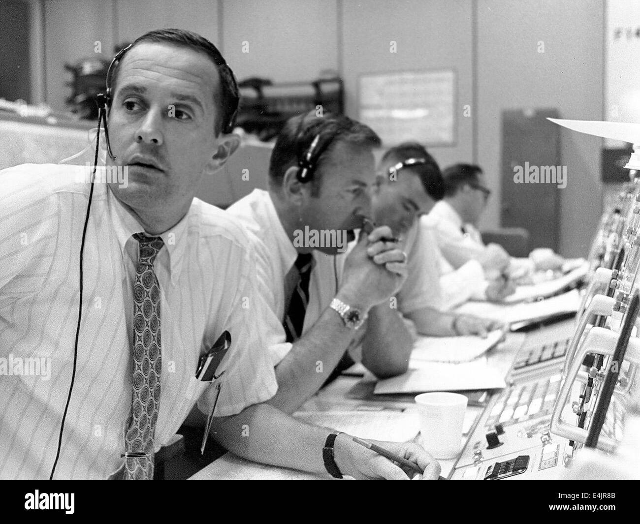 Los controladores de vuelo Charles Duke (Capcom), Jim Lovell (CDR) backup y Fred Haise backup (LMP) durante el descenso del módulo lunar Foto de stock