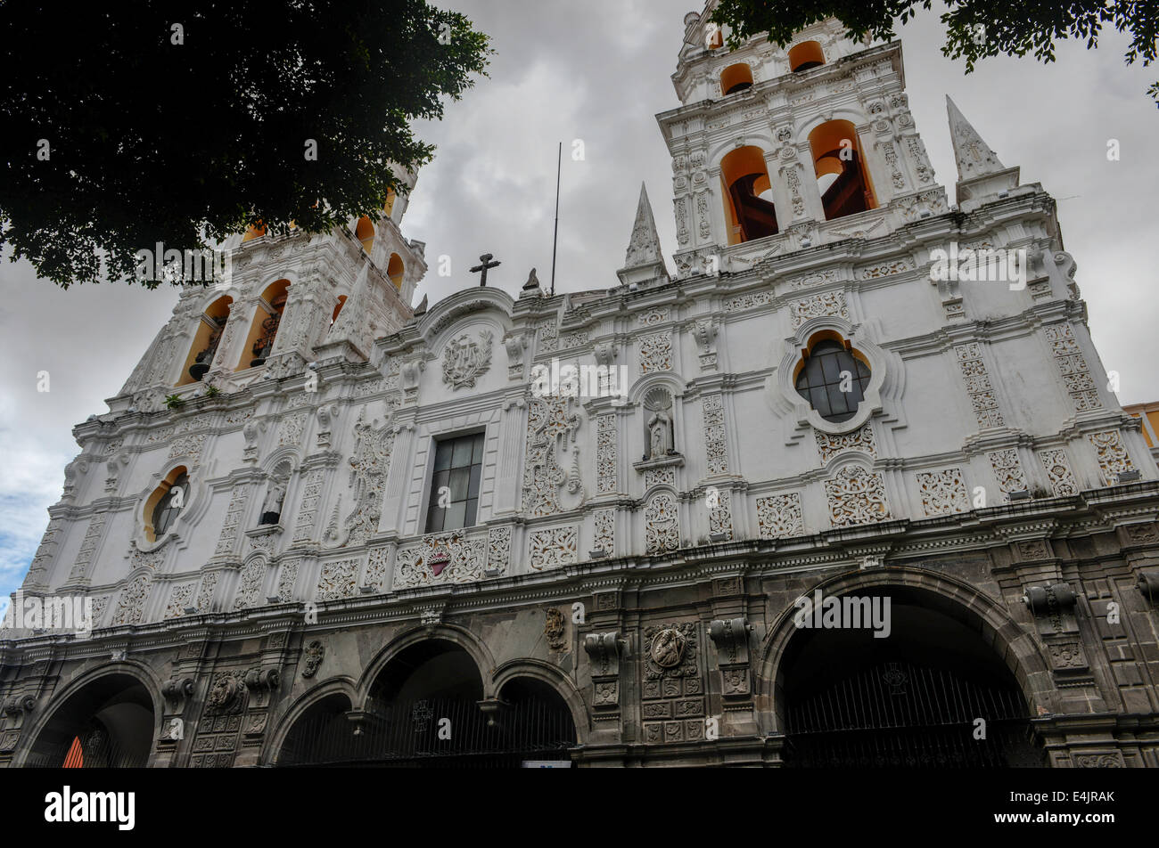 Iglesia de la compañía (Templo de la Compañía) de Puebla, México. Construido en el siglo XVI Iglesia de la compañía (Templo de la Compañía) de Puebla, México. Construido en el siglo XVI