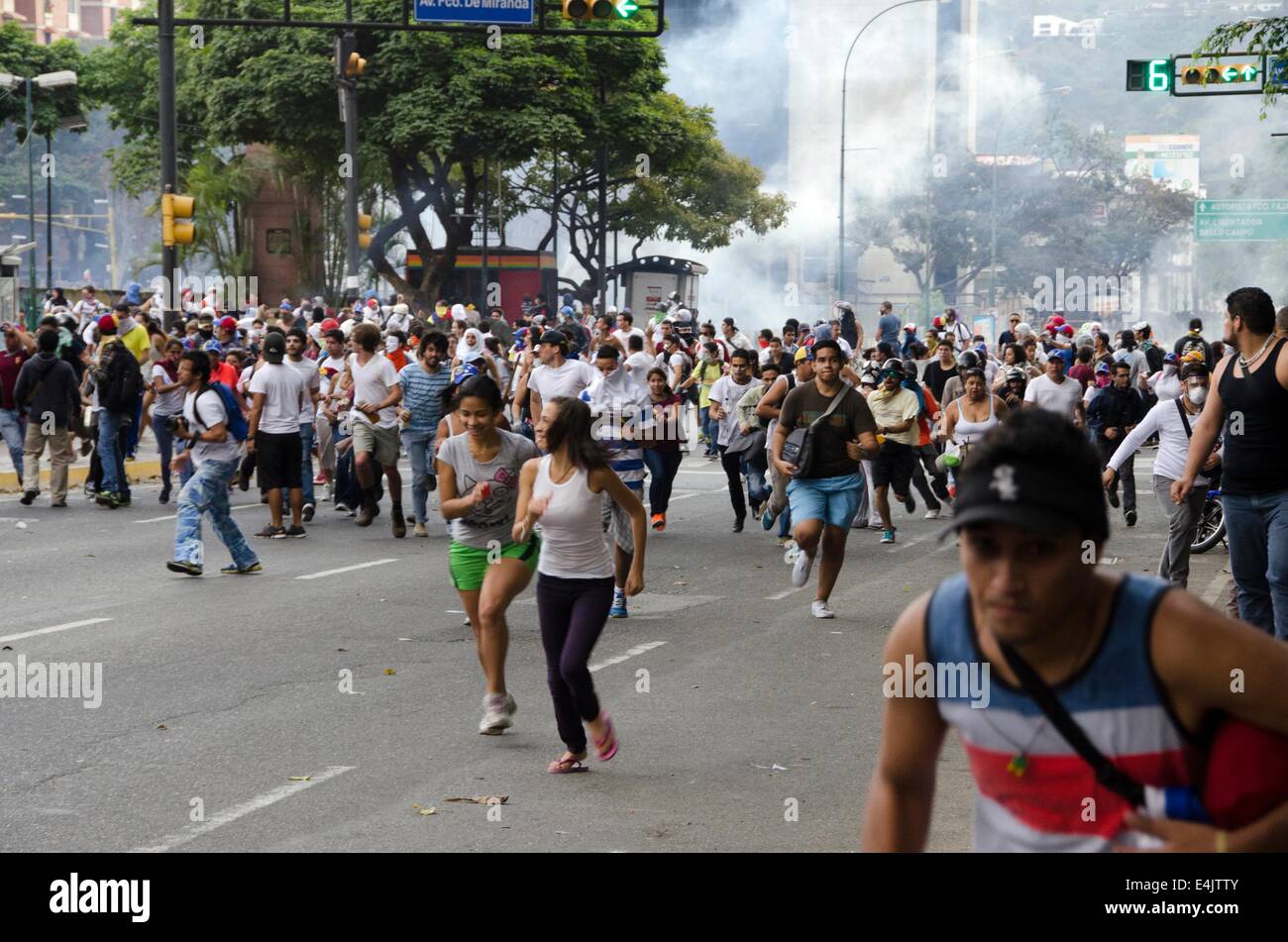 Los venezolanos protestan masivamente en manifestaciones rivales. La Plaza Altamira. Caracas, Venezuela. Foto de stock