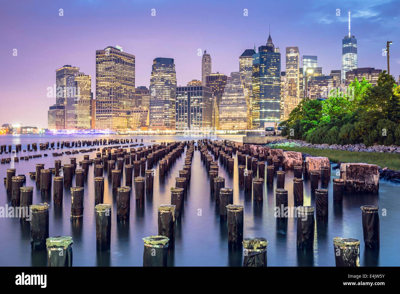 La Ciudad de Nueva York, EE.UU skyline en la noche. Foto de stock