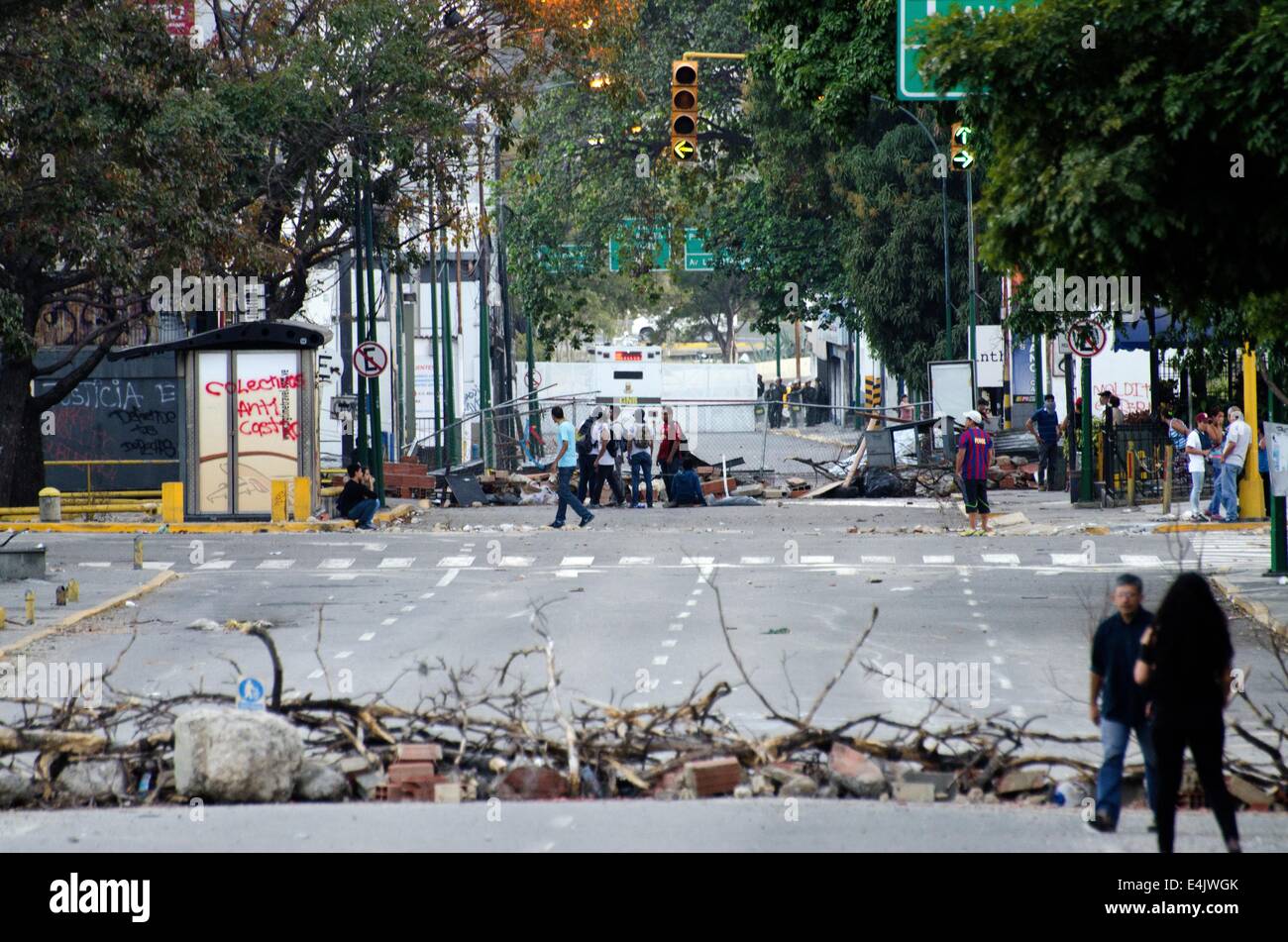 Los venezolanos protestan masivamente en manifestaciones rivales. La Plaza Altamira. Caracas, Venezuela. Foto de stock