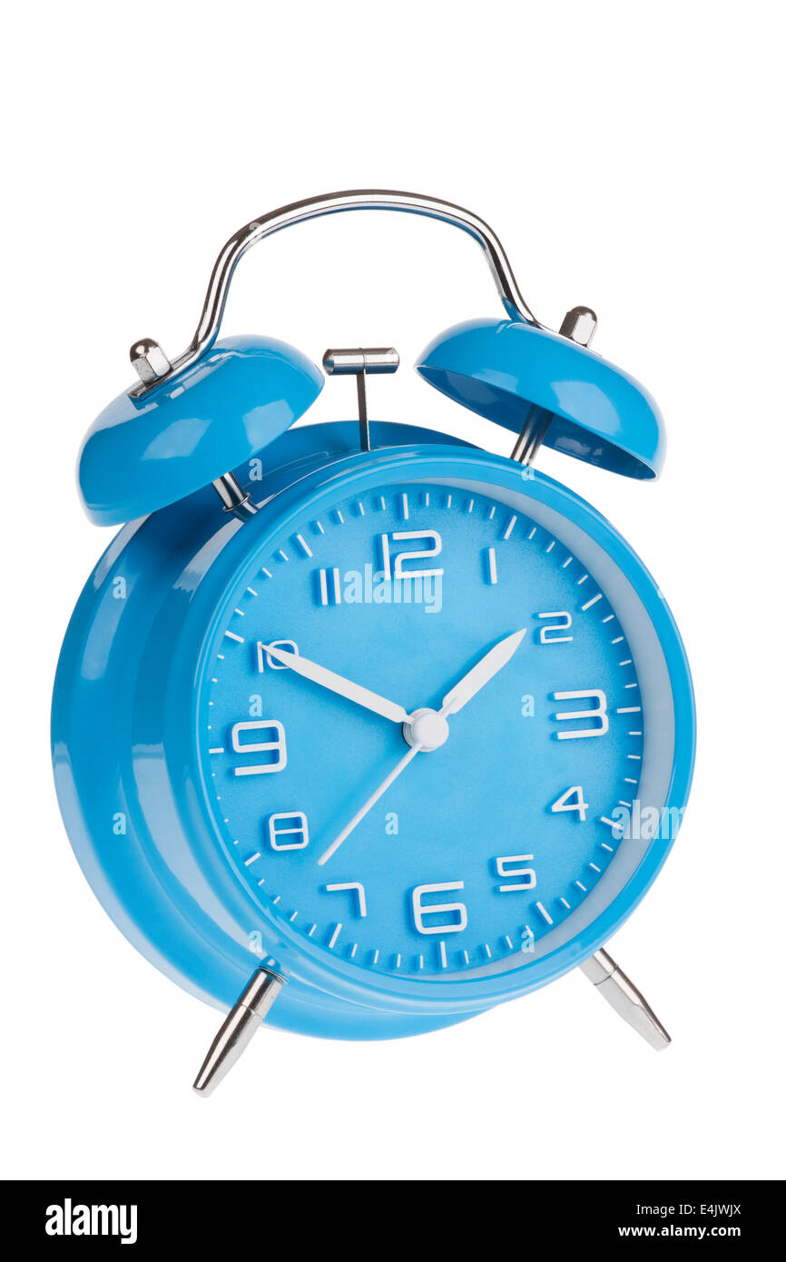 Reloj alarma azul con las manos en 10 y 2 aislado en un fondo blanco. Foto de stock