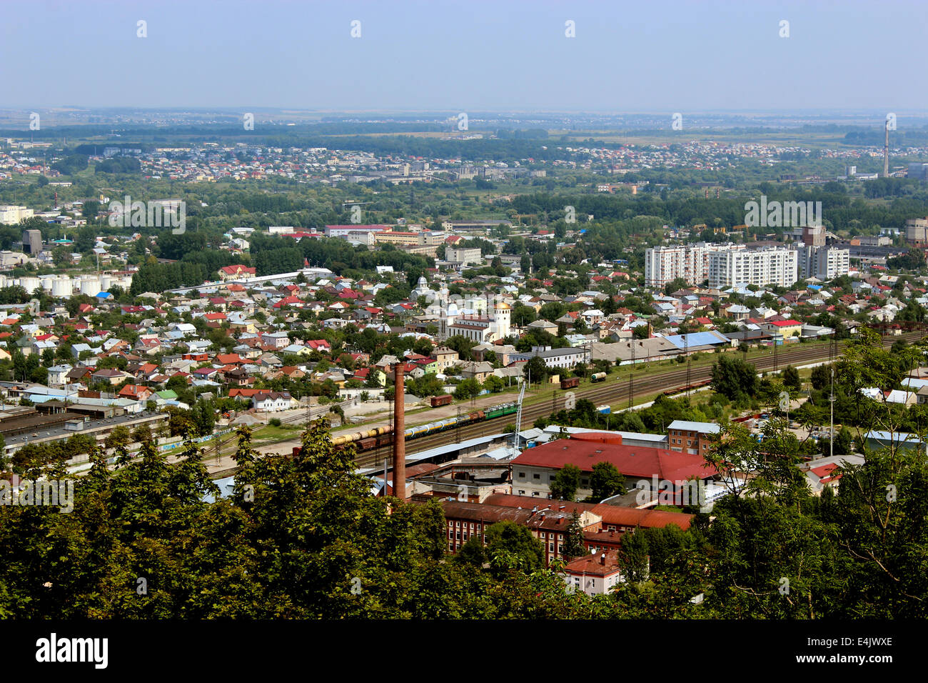 Hermosa vista a la casa-tops de Lvov, ciudad desde vista de pájaro Foto de stock