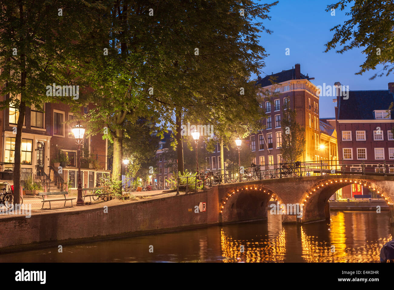 Amsterdam Canal romántico de banco desde el fallo en nuestras estrellas TFiOS en el Leidsegracht Canal por la noche tarde canales de Amsterdam Foto de stock