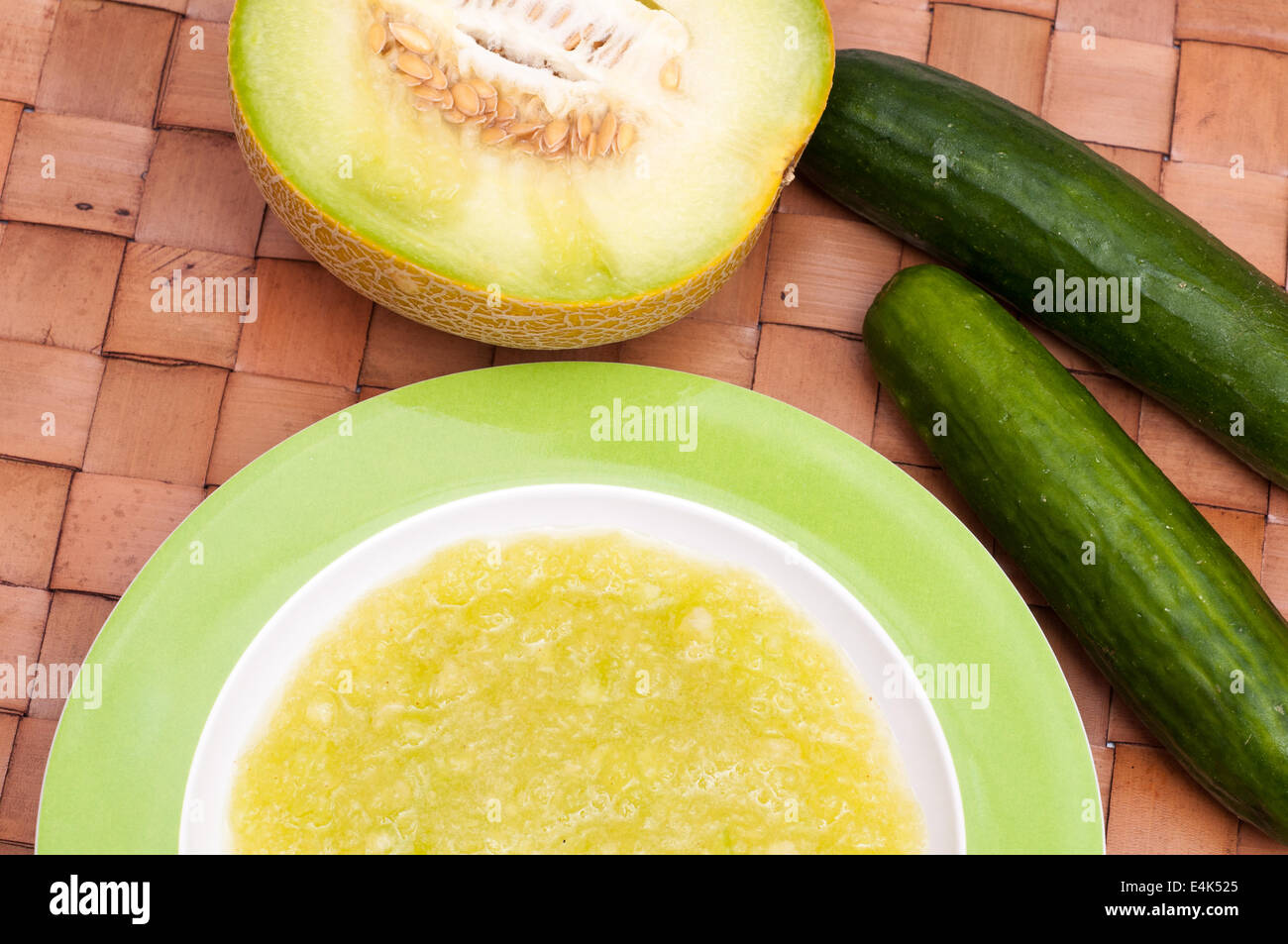 Sopa fría con verduras y frutas Foto de stock