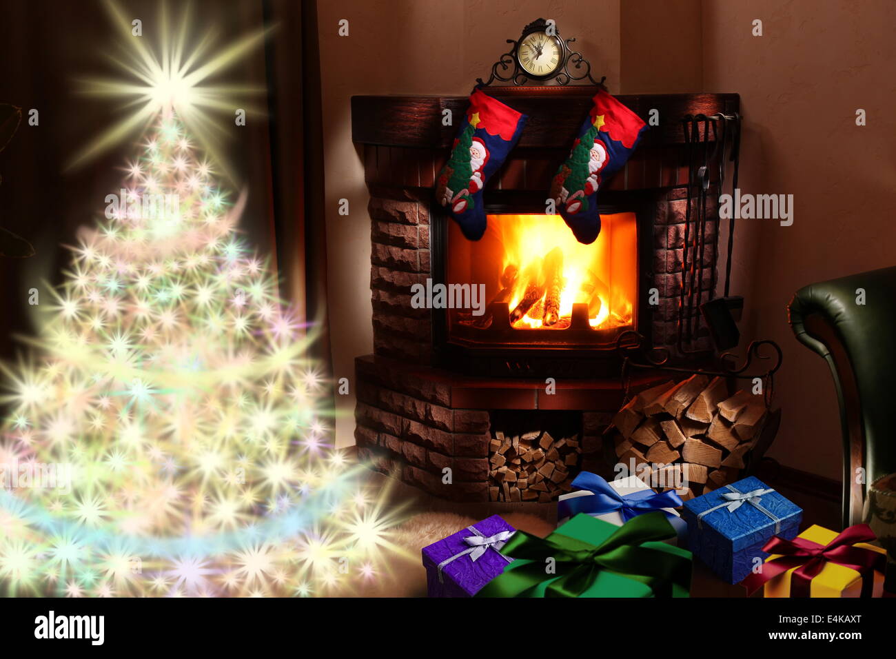 Regalos de Navidad junto a la chimenea. Foto de stock