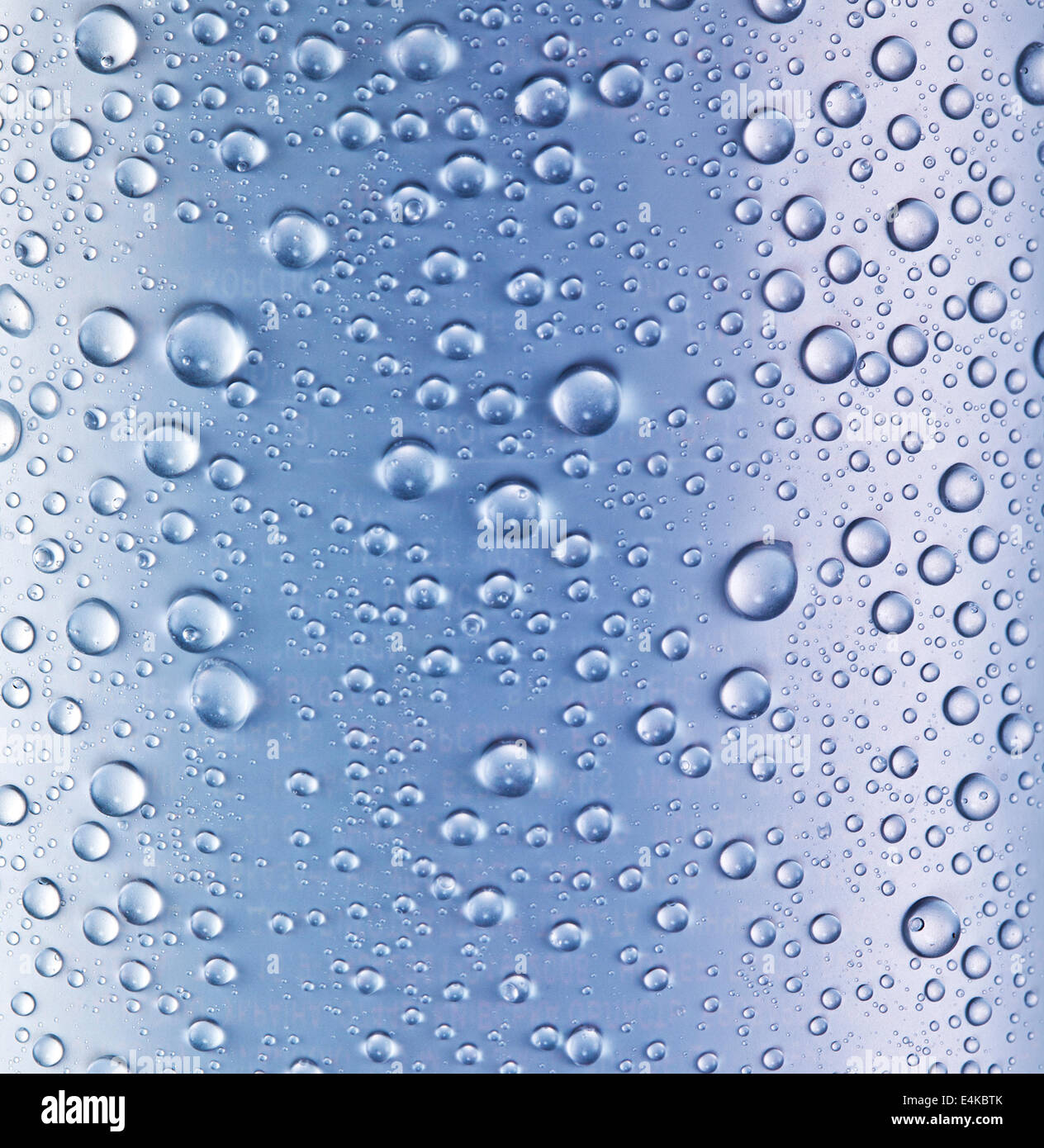 Gotas de agua sobre fondo de cristal azul. Foto de stock