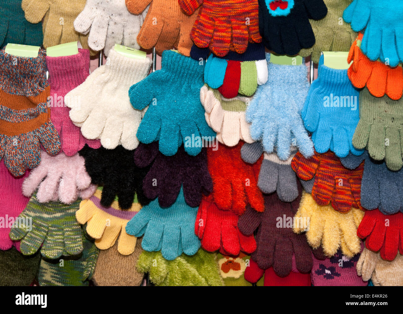Escaparate de guantes y mitones para niños Fotografía de stock - Alamy