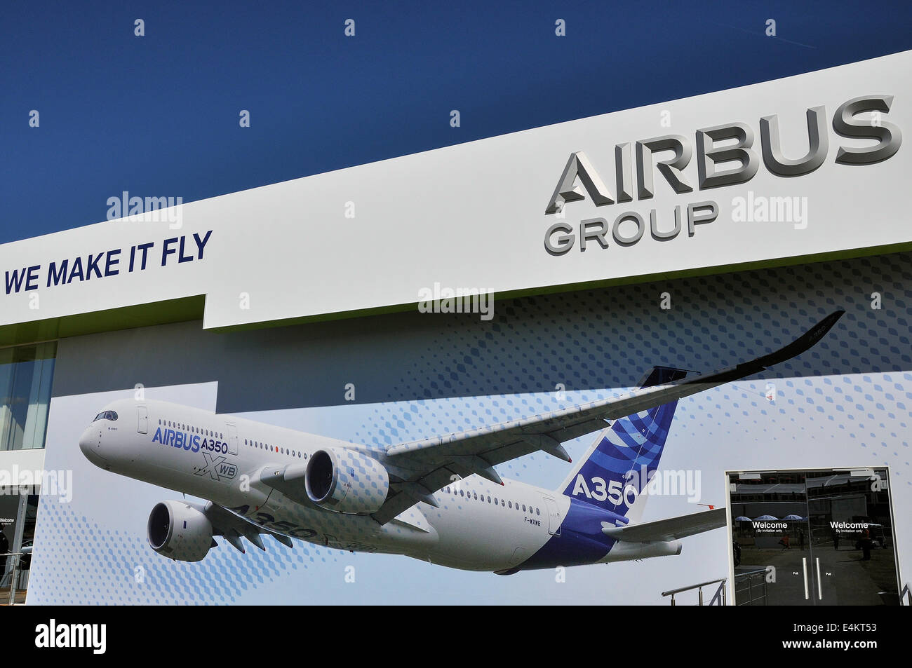 Chalet de Airbus en Farnborough. con logo corporativo marca con el lema nos hacen volar espacio para copiar Foto de stock