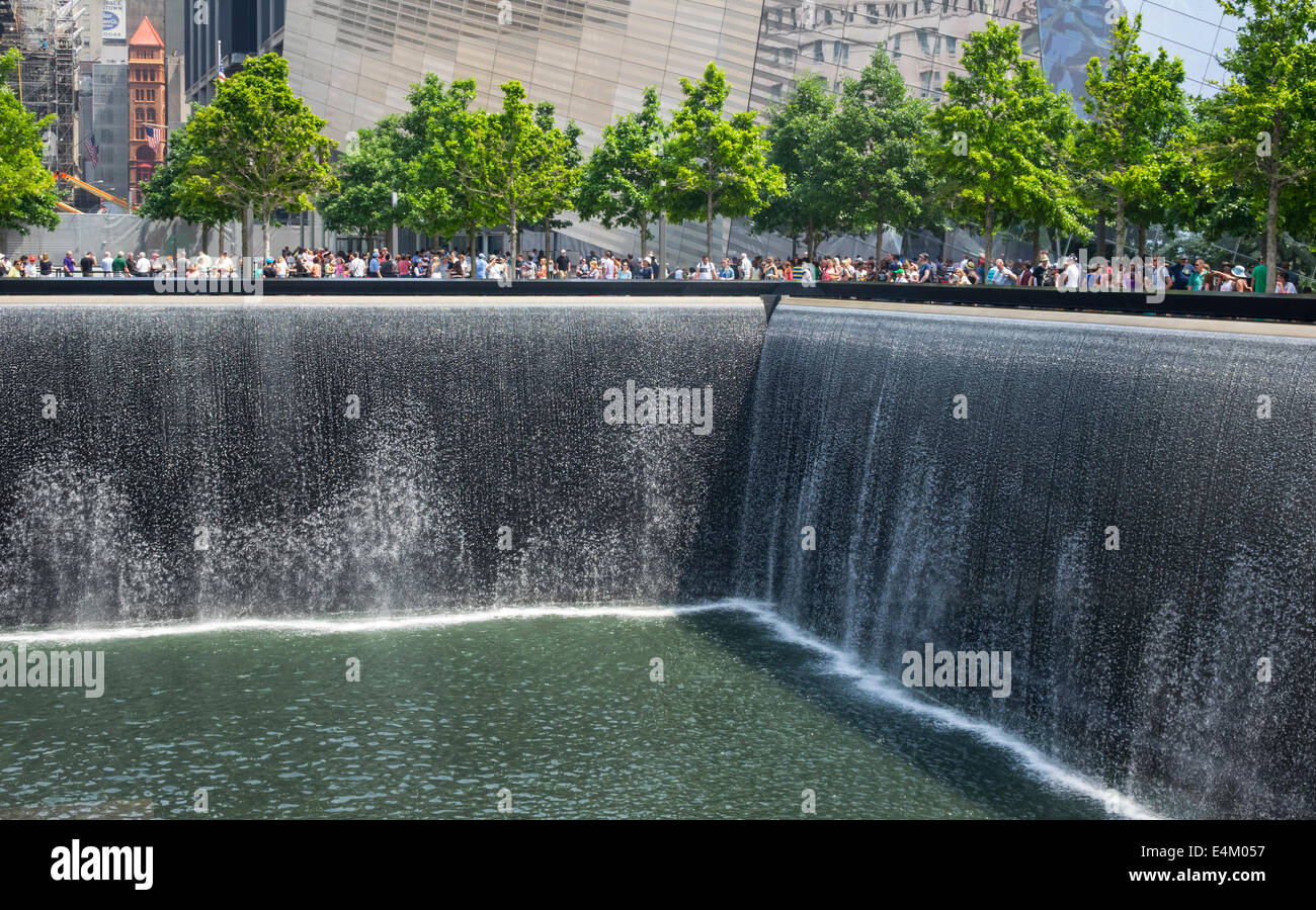 La piscina del norte del nuevo World Trade Center Memorial en la Ciudad de Nueva York Foto de stock