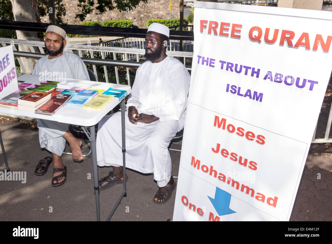 Brisbane Australia,Southbank Parklands,Islam,Musulmán,Negro Musulmán hombre étnico masculino,mesa,literatura libre,thobe,Quran libre,AU140315077 Foto de stock