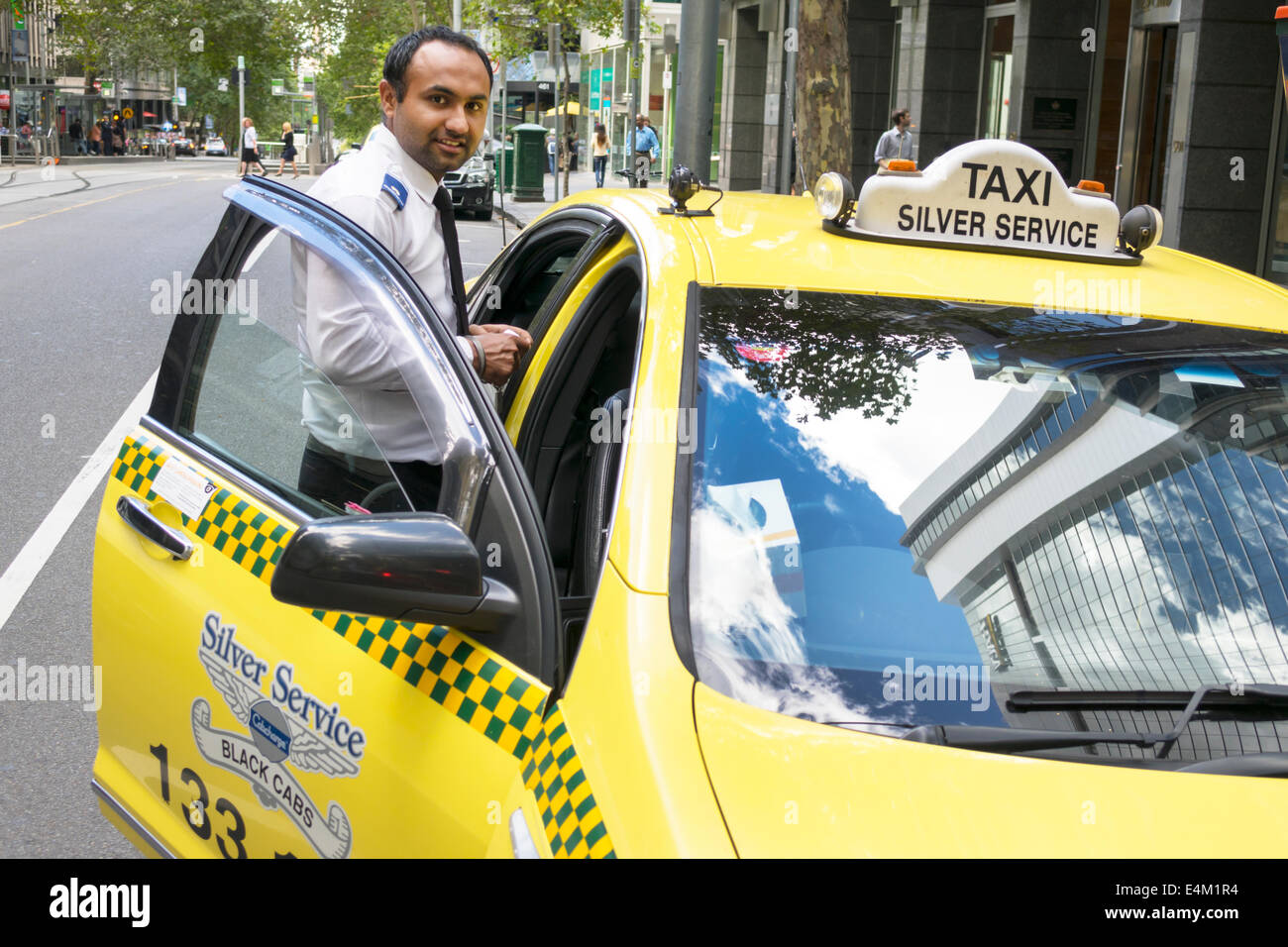 Melbourne Australia, hombre asiático hombre hombre, taxi, conductor, trabajo, trabajo, trabajo, transporte, AU140318067 Foto de stock
