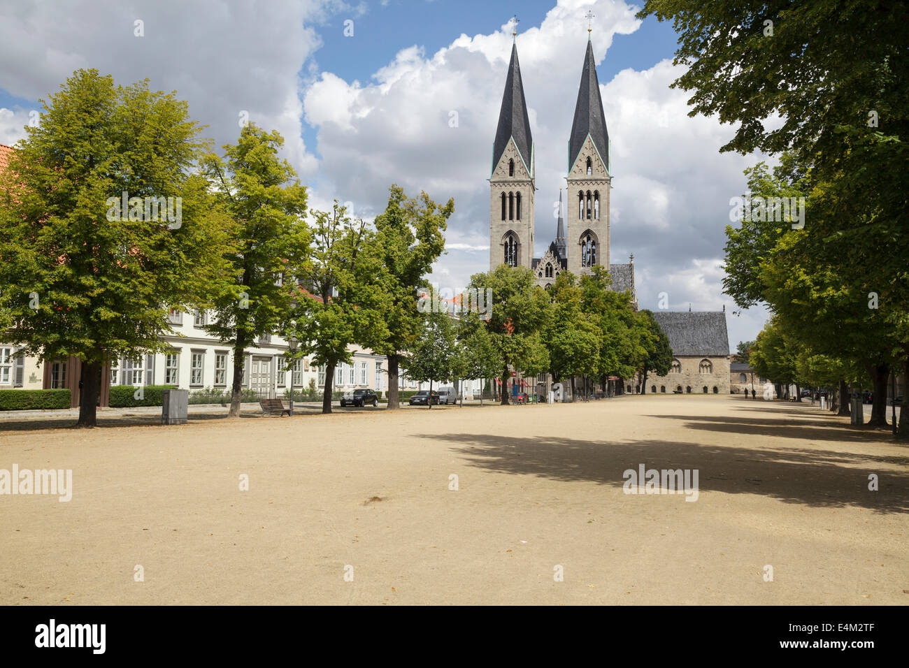 La catedral y la Plaza de la Catedral, Halberstadt, Sajonia-Anhalt, Alemania Foto de stock