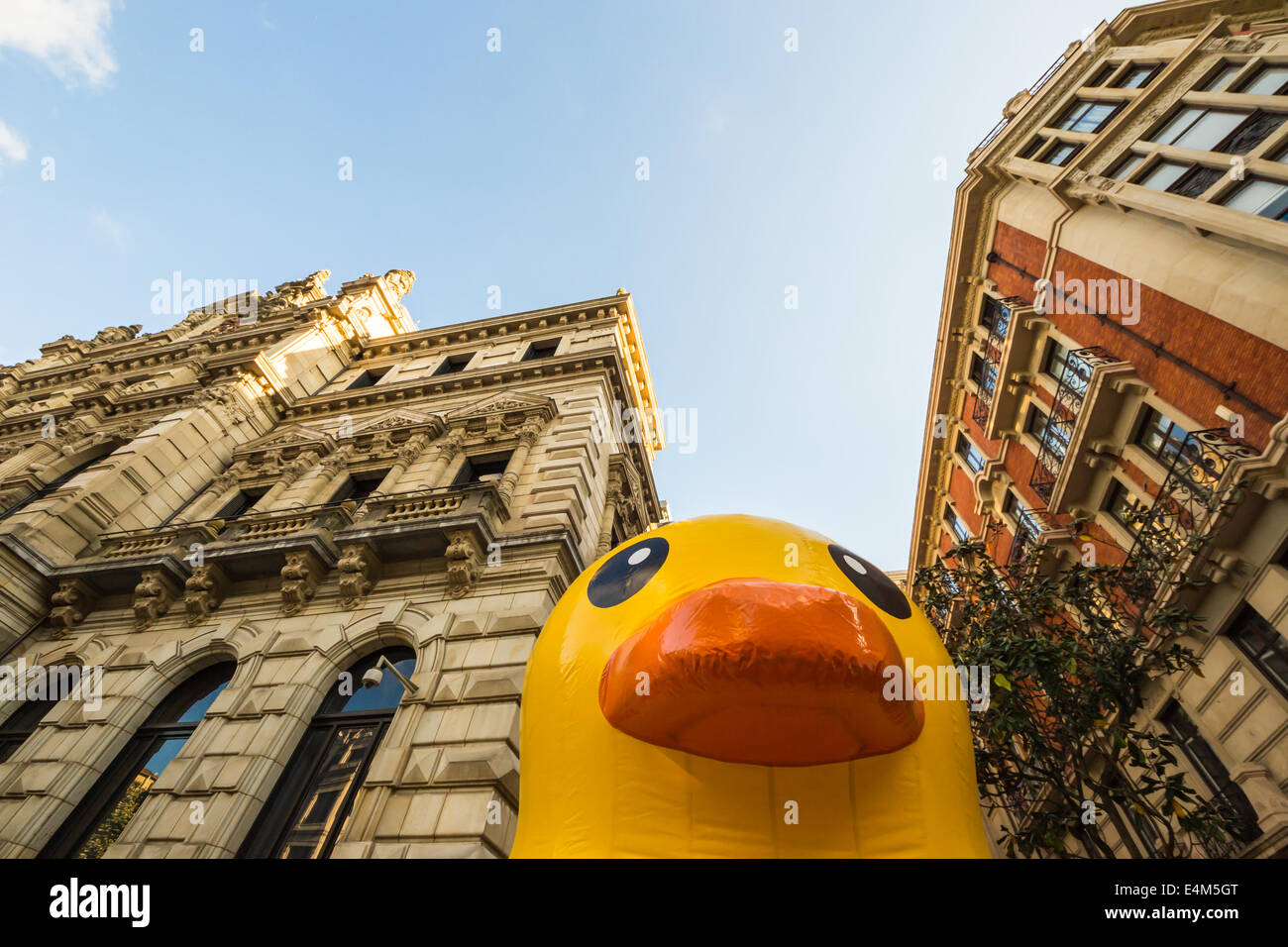 Giant rubber duck fotografías e imágenes de alta resolución - Alamy