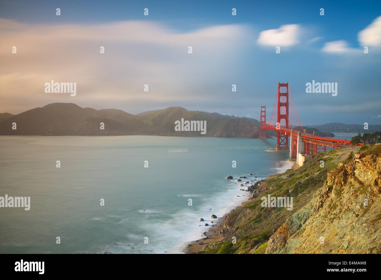 El Puente Golden Gate, con nubes de primavera, San Francisco, California Foto de stock