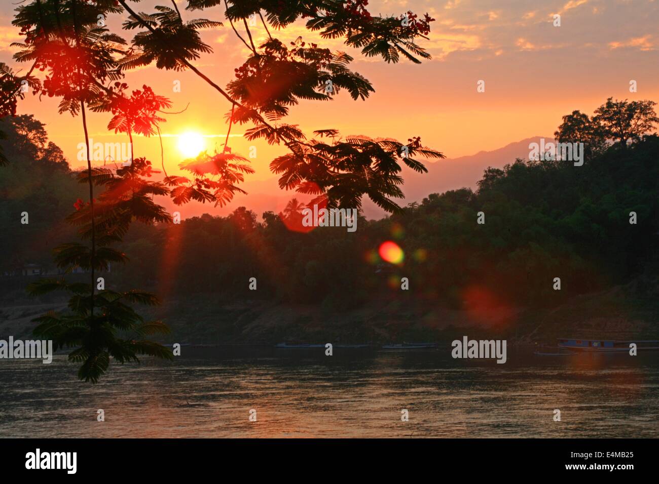 Puesta de sol sobre el río Mekong en Luang Prabang, Laos Foto de stock